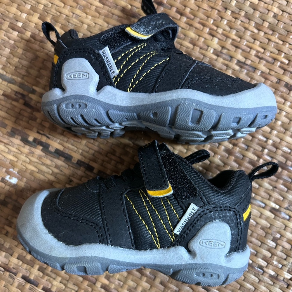 KEEN baby shoes size 4
